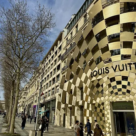 Au Coeur De L'avenue Des Champs-elysees / Arc De Triomphe
