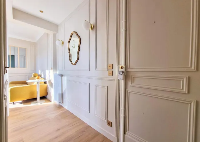 Au Coeur De L'avenue Des Champs-elysees / Arc De Triomphe *